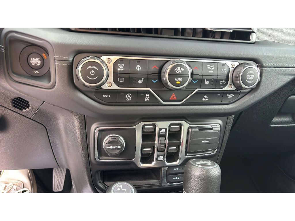 Used 2025 Jeep Wrangler Unlimited Sahara AWD/4WD image 18