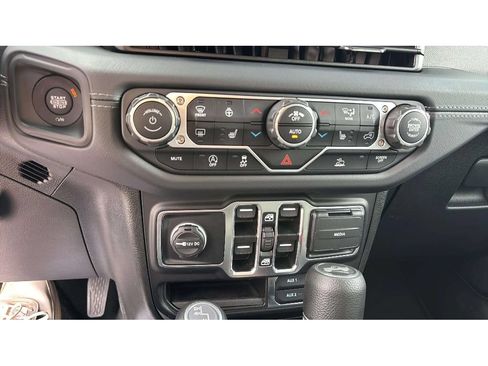 Used 2025 Jeep Wrangler Unlimited Sahara AWD/4WD image 18