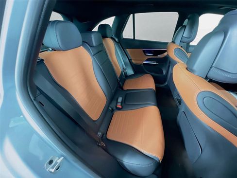 Used 2025 Mercedes-Benz GLC 300 4MATIC image 23