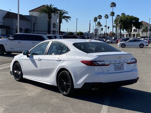 Used 2025 Toyota Camry SE image 4