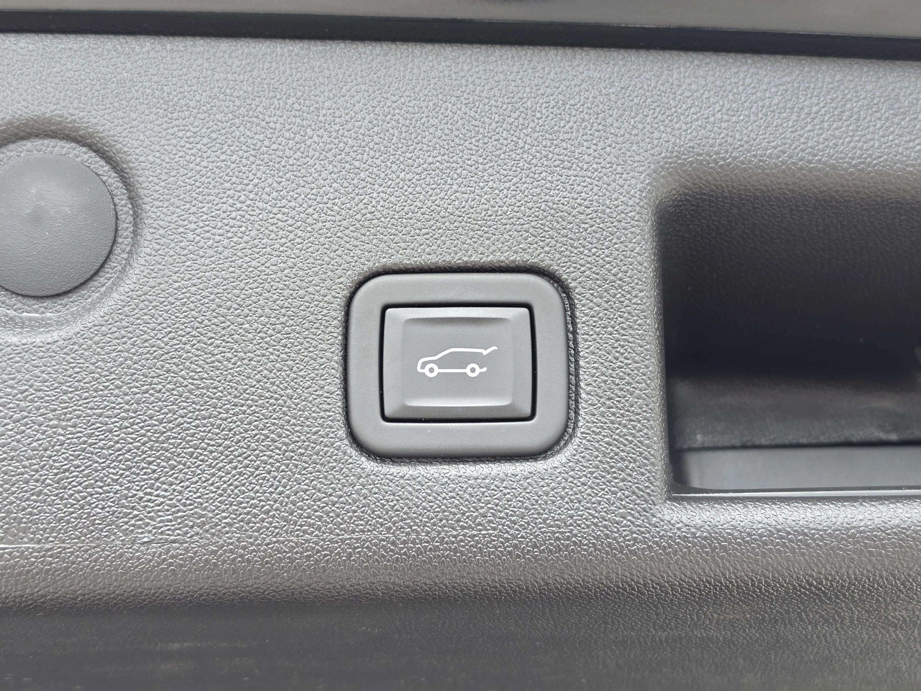 Used 2024 Chevrolet Equinox Premier FWD image 16