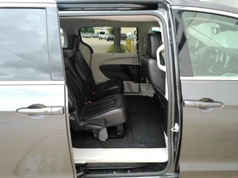 Used 2023 Chrysler Pacifica Touring-L FWD image 25
