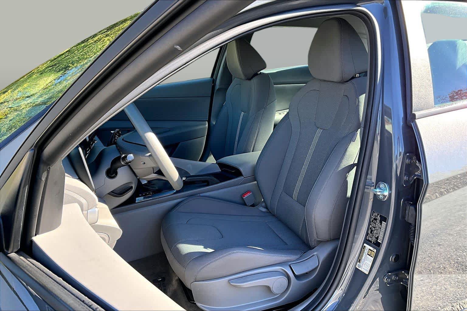 Used 2026 Hyundai Elantra SE FWD image 8