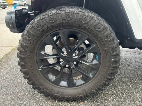 Used 2022 Jeep Wrangler Unlimited Sahara w/ Cold Weather Group AWD/4WD image 16