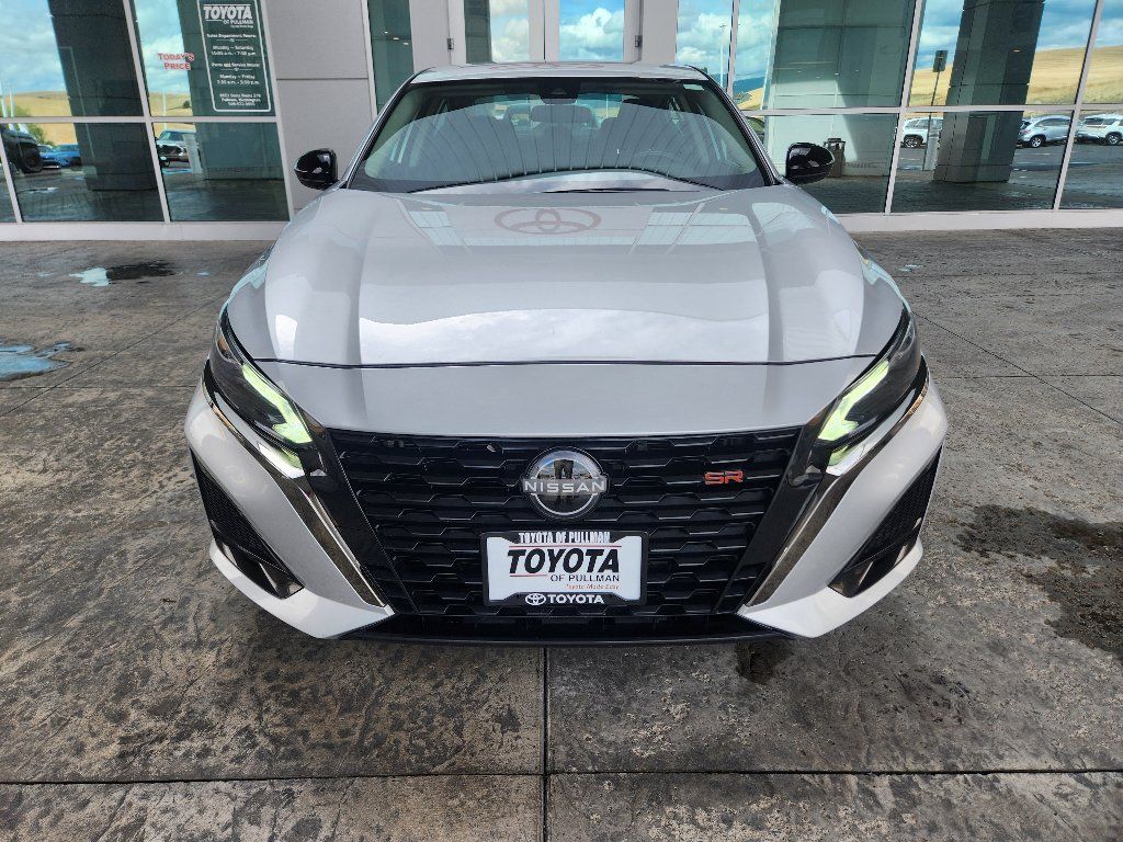 Used 2024 Nissan Altima 2.5 SR FWD image 2