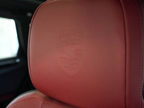 Certified 2025 Porsche Macan AWD/4WD image 34