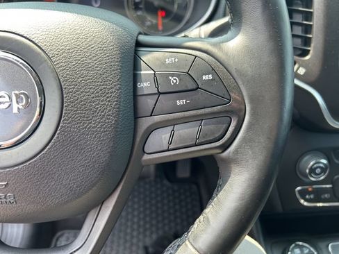 Used 2019 Jeep Cherokee Trailhawk w/ Comfort & Convenience Group AWD/4WD image 31