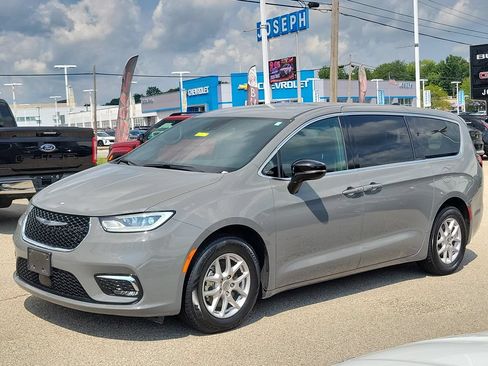 Used 2025 Chrysler Pacifica Select FWD image 2