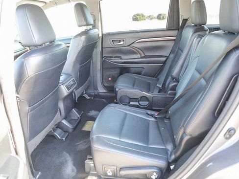 Used 2016 Toyota Highlander Limited image 19