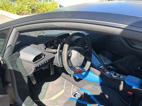 Used 2024 Lamborghini Huracan STO RWD image 11