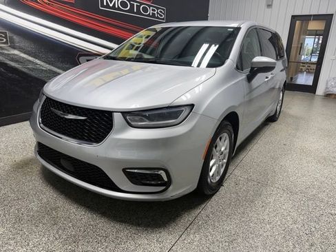 Used 2023 Chrysler Pacifica Touring-L FWD image 2