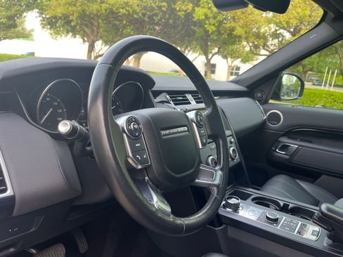 Used 2018 Land Rover Discovery SE image 24