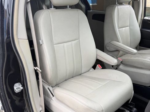 Used 2016 Chrysler Town & Country Touring image 34