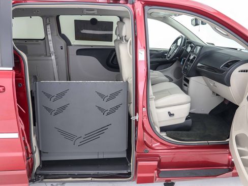 Used 2015 Chrysler Town & Country Touring-L image 15