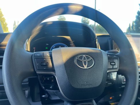 Used 2025 Toyota Camry LE image 28