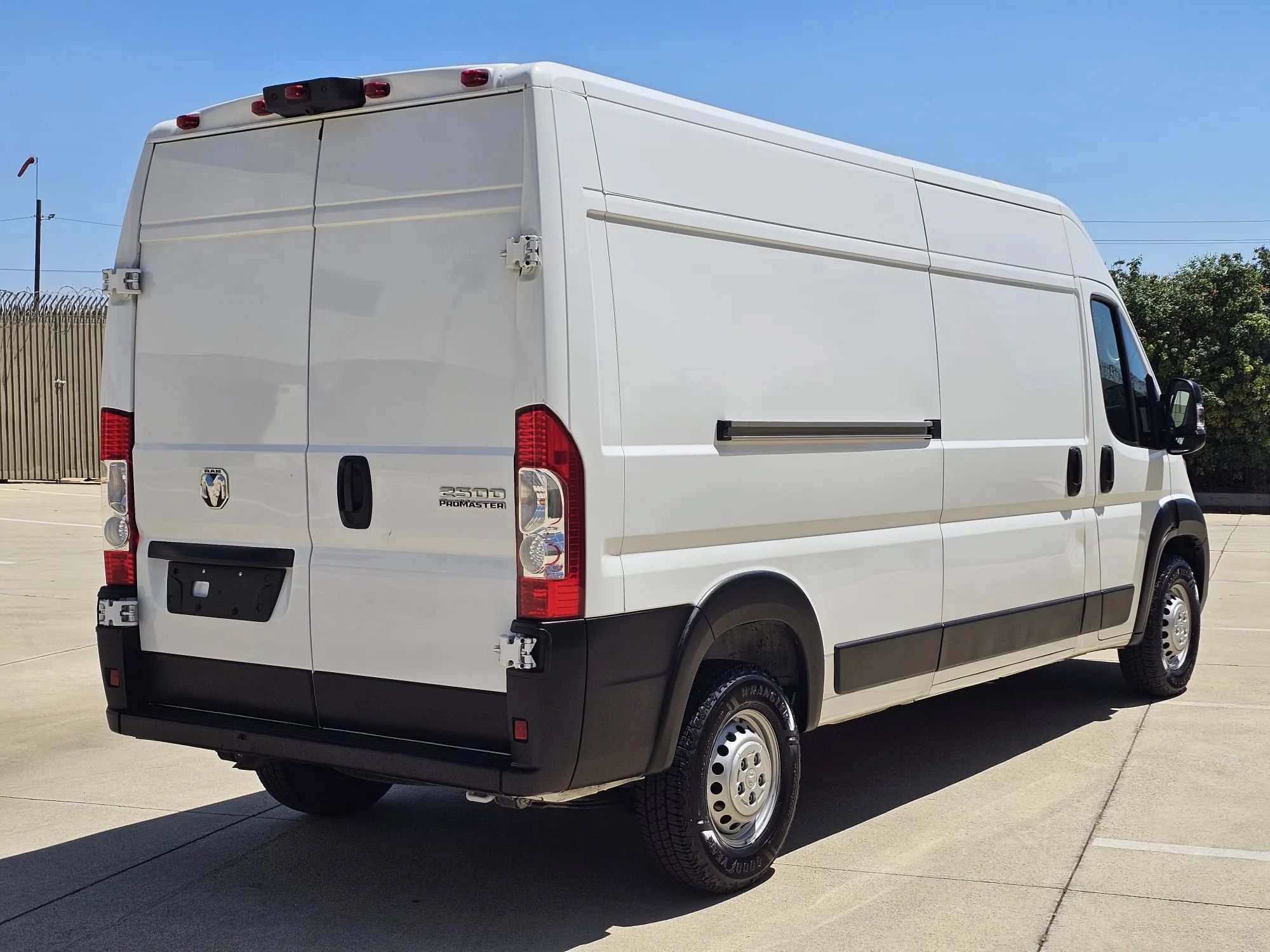 Used 2025 RAM ProMaster 2500 w/ Convenience Group FWD image 5