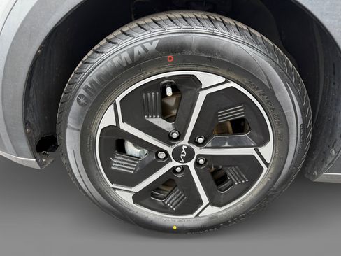 Used 2023 Kia Niro EX image 9