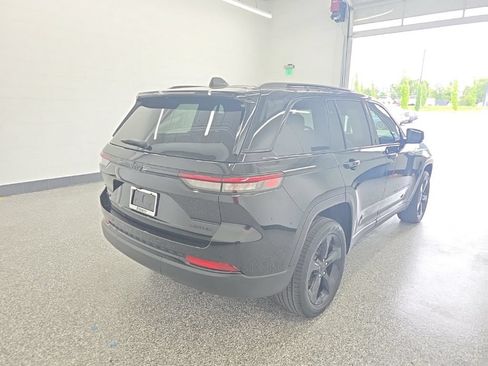 Used 2024 Jeep Grand Cherokee Limited w/ Black Appearance Package AWD/4WD image 5