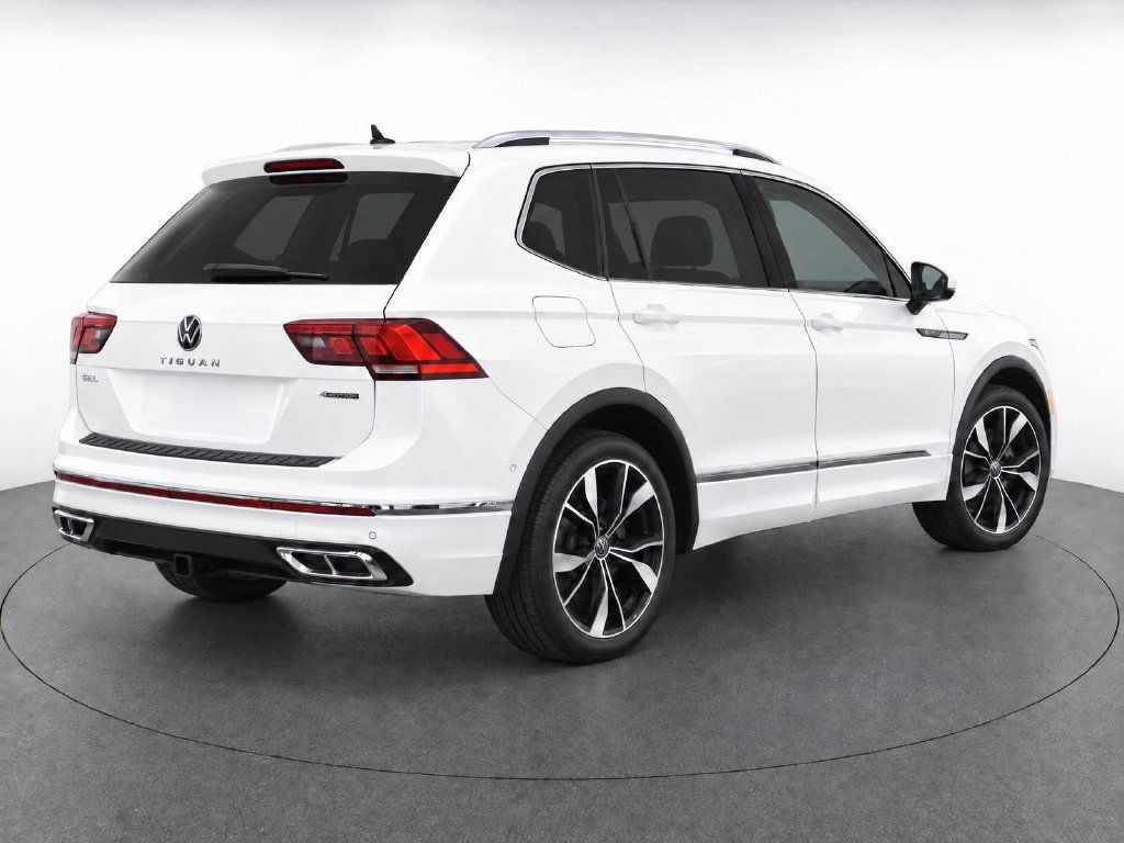 Certified 2024 Volkswagen Tiguan SEL R-Line AWD/4WD image 10