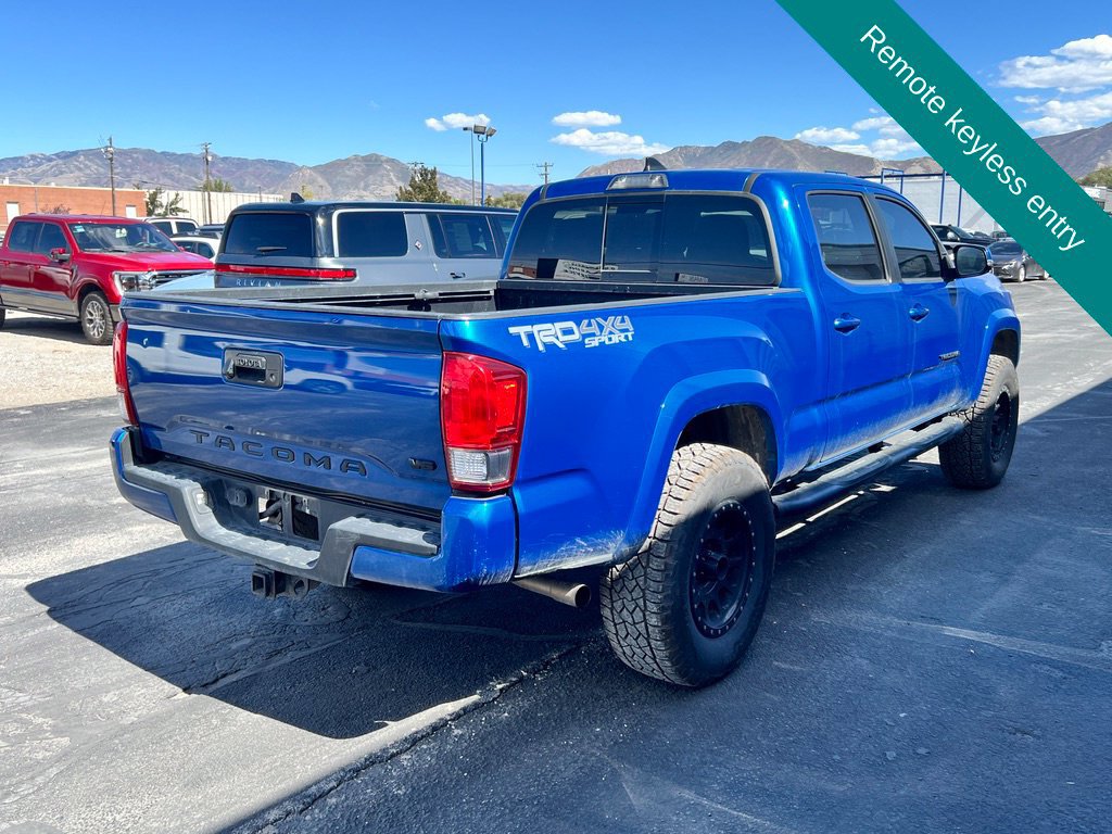 Used 2017 Toyota Tacoma TRD Sport AWD/4WD image 4
