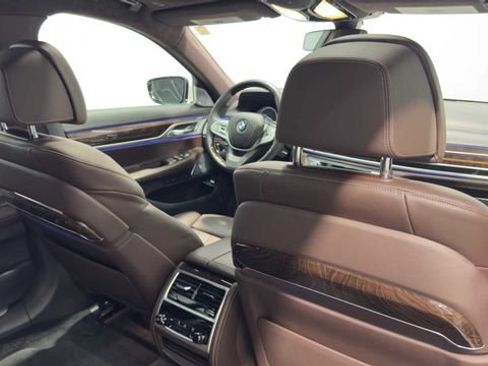 Used 2019 BMW 750i w/ Autobahn Package RWD image 17