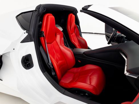 Used 2021 Chevrolet Corvette 2LT w/ Engine Appearance Package image 34