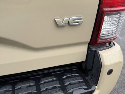 Used 2018 Toyota Tacoma SR5 image 9