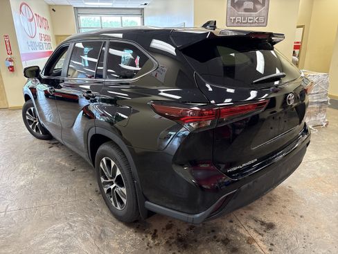 Used 2025 Toyota Highlander XLE AWD/4WD image 8
