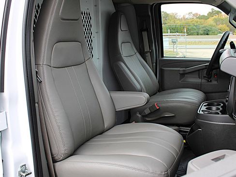 Used 2025 GMC Savana 2500 Extended w/ Driver Convenience Package image 19