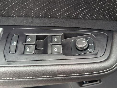 Used 2025 Volkswagen Atlas Cross Sport SE image 19