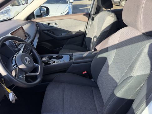 Used 2023 Nissan Rogue SV FWD image 9