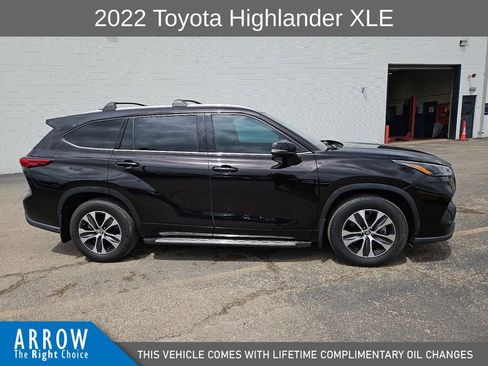 Used 2022 Toyota Highlander XLE FWD image 14