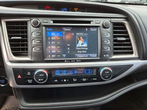 Used 2017 Toyota Highlander SE AWD/4WD image 6