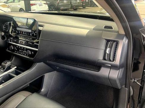 Certified 2023 Nissan Pathfinder SL image 17