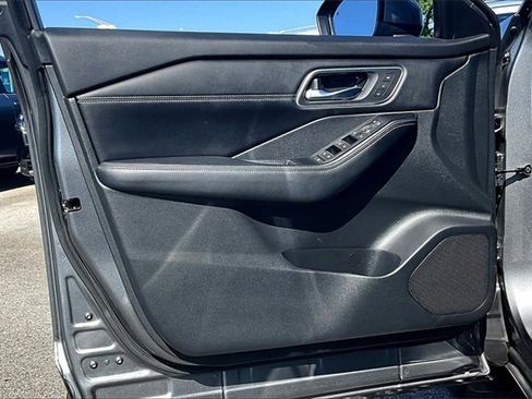 Certified 2024 Nissan Rogue Platinum image 17