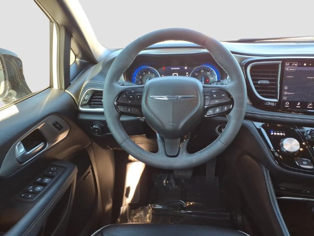 Used 2024 Chrysler Pacifica Limited w/ Uconnect Theater Family Group FWD image 32