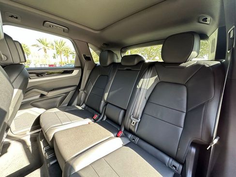 Used 2026 Porsche Cayenne AWD/4WD image 37