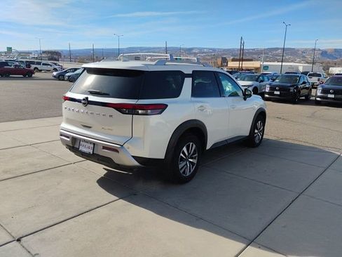 Used 2024 Nissan Pathfinder SL AWD/4WD image 5