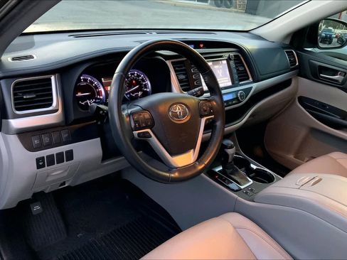 Used 2019 Toyota Highlander XLE image 18