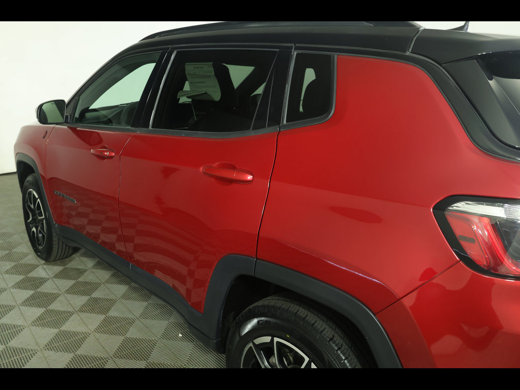 Used 2025 Jeep Compass Trailhawk AWD/4WD image 17