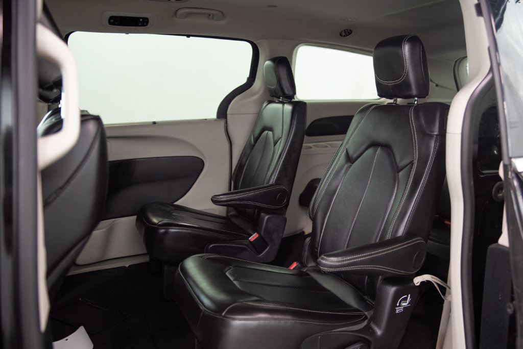 Used 2024 Chrysler Pacifica Touring-L FWD image 6