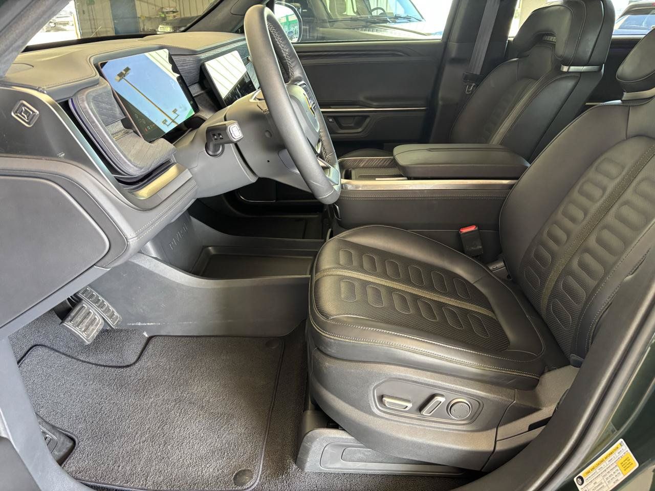 Used 2025 Rivian R1S Adventure Dual AWD/4WD image 15