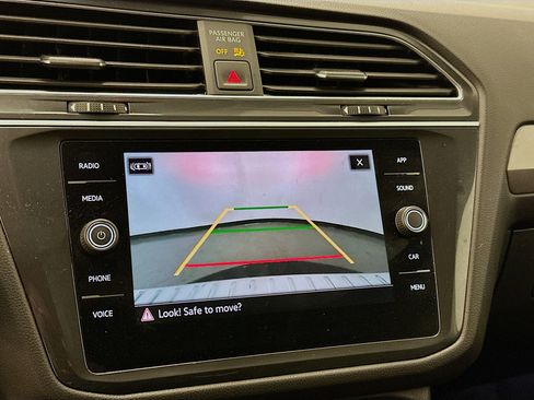 Used 2023 Volkswagen Tiguan SE w/ Panoramic Sunroof Package image 23