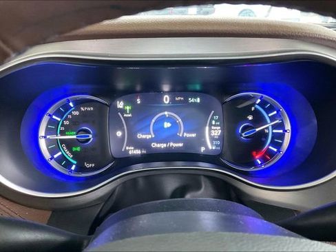 Used 2021 Chrysler Pacifica Limited w/ Uconnect Theater Family Group image 10