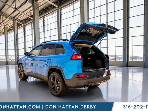 Used 2018 Jeep Cherokee Latitude w/ Altitude Package FWD image 27