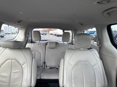 Used 2021 Chrysler Pacifica Touring-L image 27
