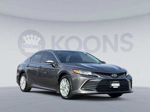 Used 2021 Toyota Camry LE image 10