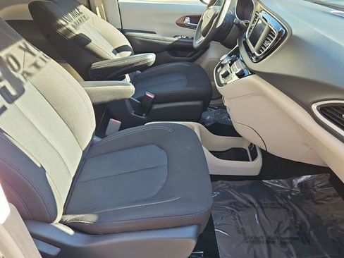 Used 2023 Chrysler Voyager LX image 20