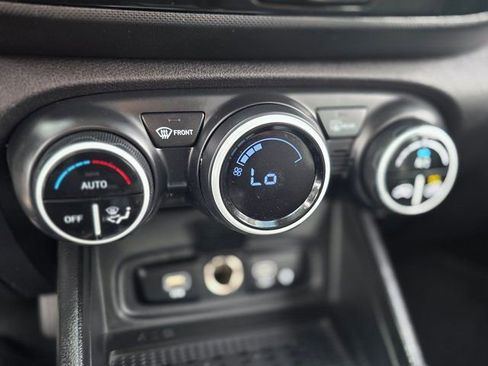 Used 2024 Hyundai Venue Limited image 28