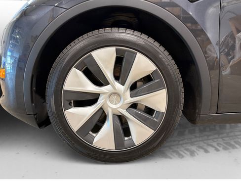 Used 2024 Tesla Model Y Long Range RWD image 50